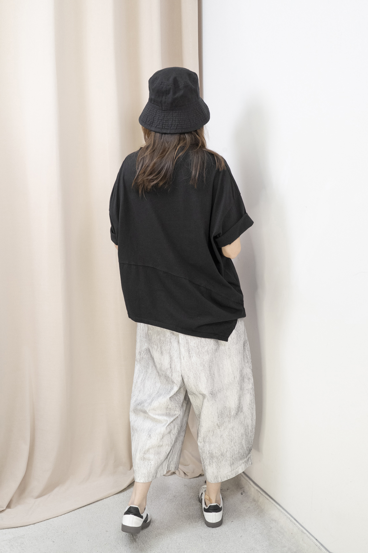 斜腳造型棉質休閒Top（黑色）