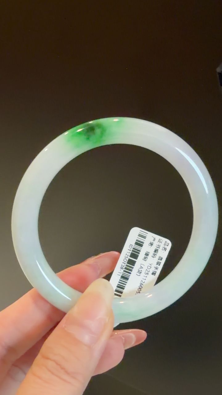 53圈口白底青翡翠手镯 53x7x8mm 圆条