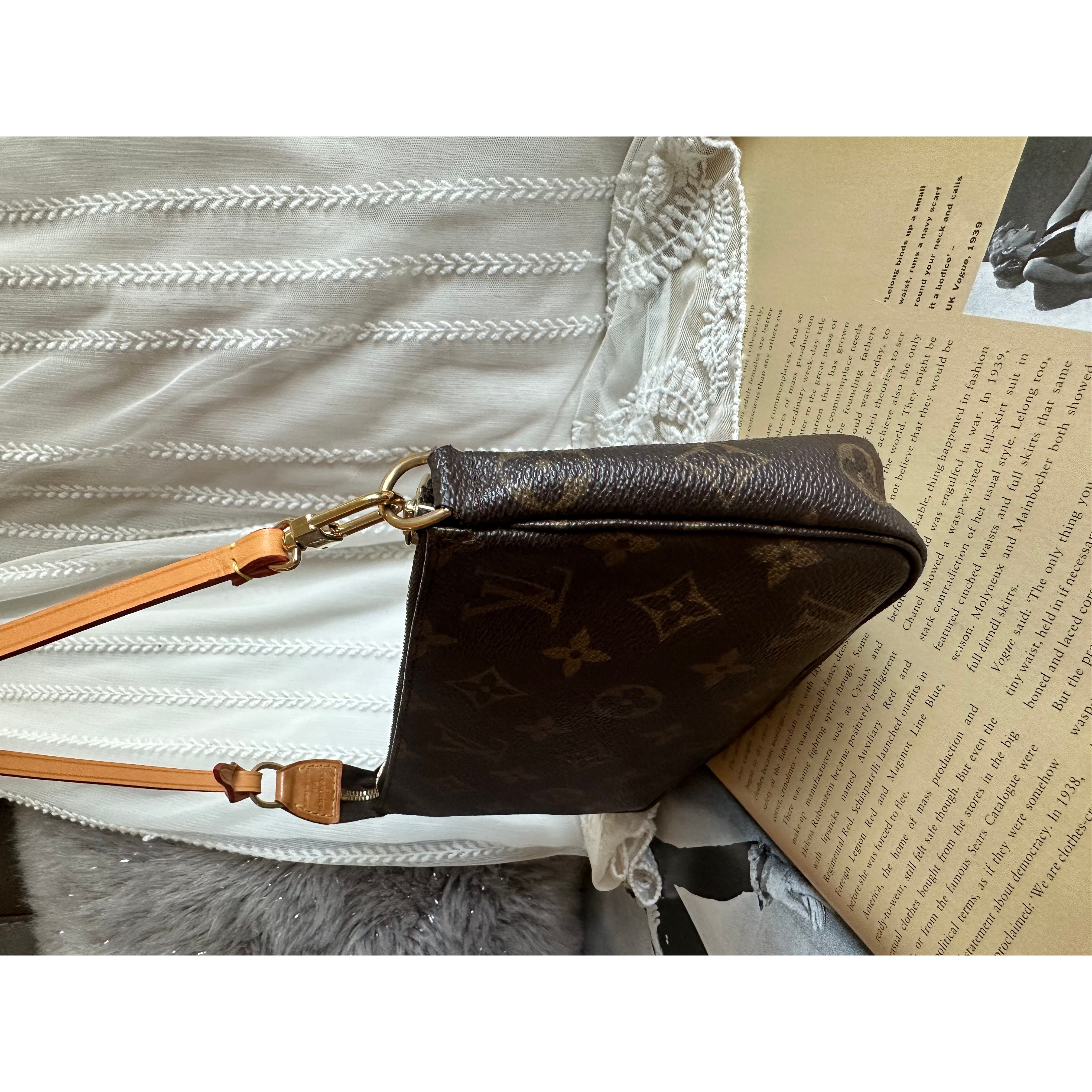 LOUIS VUITTON Pochette Accessories Monogram Used Pouch Handbag M51980 –  VINTAGE MODE JP