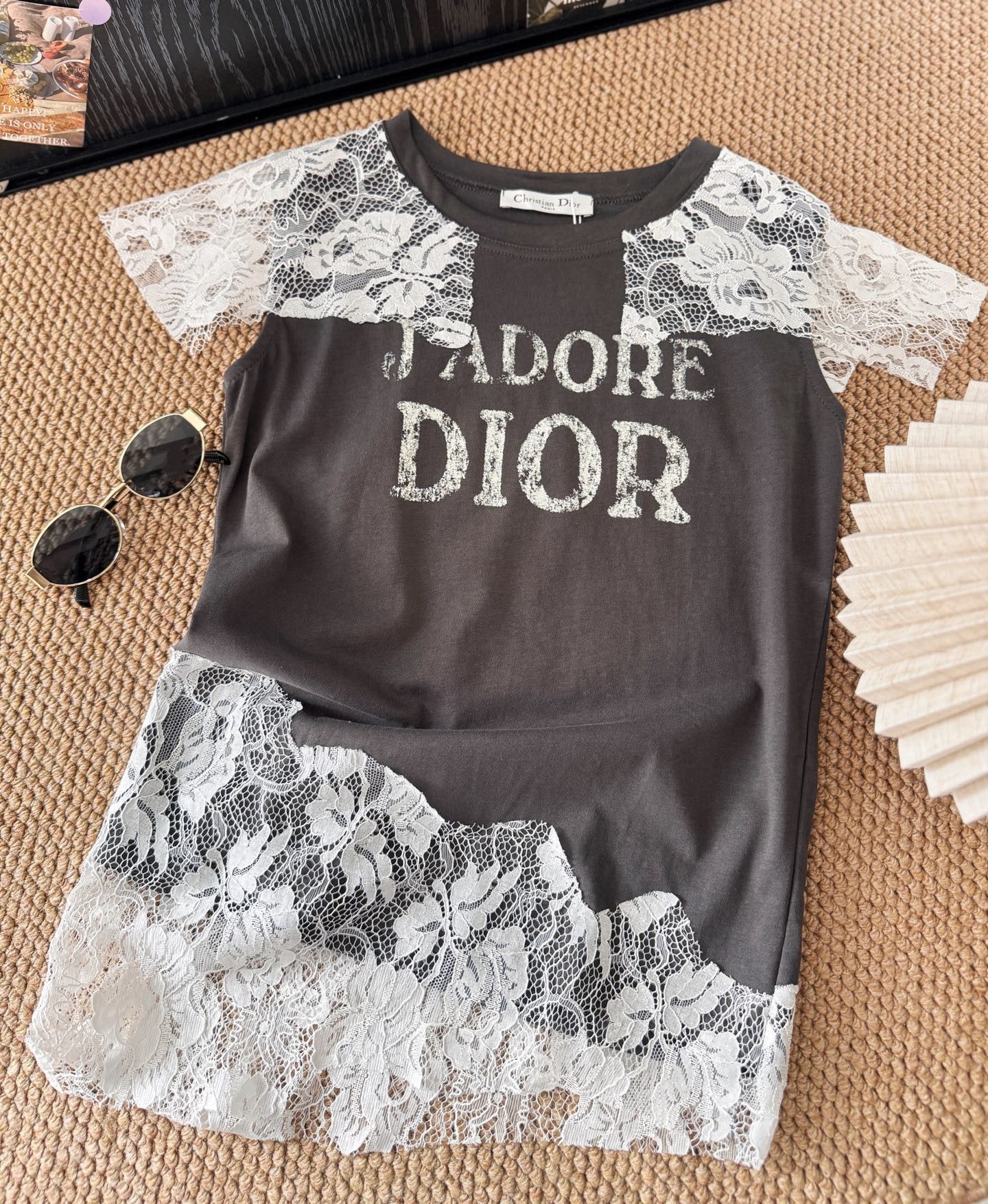 $250件Dio* 重工蕾絲拼接一眼淪陷印花短袖T恤®