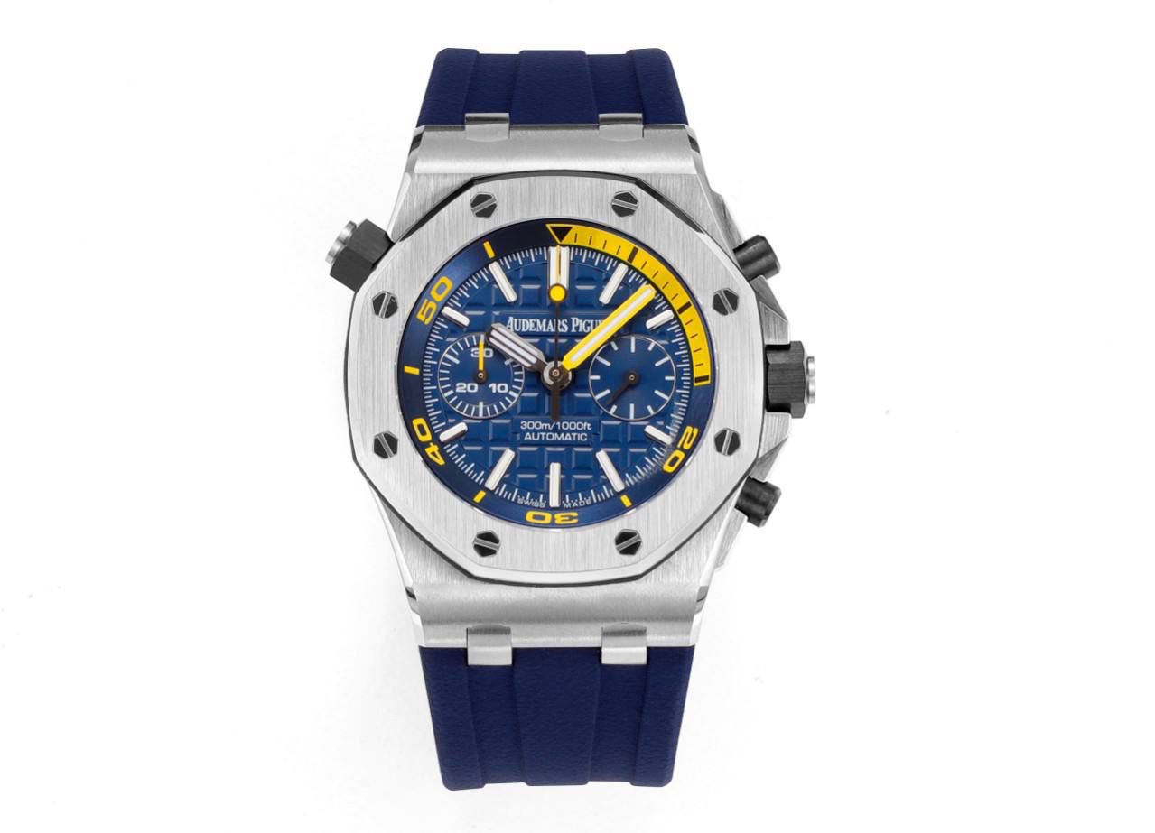 AP爱彼皇家橡树系列水果腕表 型号：26703 跑秒计时自动机械男表 搭载原版cal.3124机芯 直径：42mm 🔥🔥超强夜光 1.表壳材质选用的316L精钢，经过CNC一次成型锻造了42mm的表径，表壳在经过拉丝工艺多次打磨抛光后做到了无懈可击，包括螺钉也一致还原 2.表盘字面格纹错落有致，立体感很强。刻度线粗细程度以及长短均与正品保持一致。条钉时标内部填充超强夜光材料。两组小圆盘对称分布，就像两只小眼睛。盘面内有一圈一圈的放大环，细节处理很到位。 3.橡胶表带表面的磨砂质感很强.采用无味不沾灰尘的进口橡胶，只为提高佩戴的舒适感 4.前后玻璃都采用蓝宝石水晶镜面玻璃，镜面通透性也很强。这款腕表采用3124机芯，做到了外观和正品的极其相似，走时精准稳定！！！