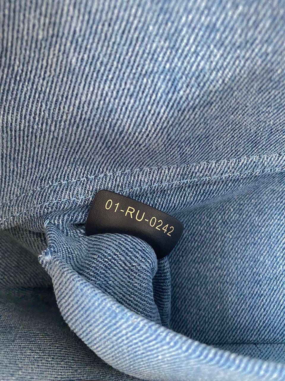 蓝色强势回归 𝗗𝗶𝗼𝗿 𝗗-𝗝𝗼𝘆 𝗯𝗮𝗴丹宁牛仔🩵🩵 这系列今年晋升为新的得力干将啊 火爆程度不亚于任何一只经典款 在之前的钻石元素加持下又推出牛仔系列 尤其同色系树脂logo吊坠，直接把火添到了巅峰 又掀起一阵牛仔狂潮，人间绝品仅此这只！😎 中号/小号都🈶✨