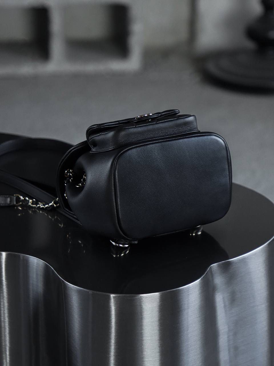 23P Duma小號雙肩包鑒定版👜 ITALY意大利皮料過關清單資料可査詢 從90年代紅到現在的Duma，熱度不減甚至一包難求！ 容量可觀非常實用，甚至背法多變可以手提、單肩背、雙肩背，俏皮可愛且超級减齡！ 五金：厚镀14k浅金扣 皮料：italy原廠摔紋小牛皮 尺寸：18*18.5*12cm