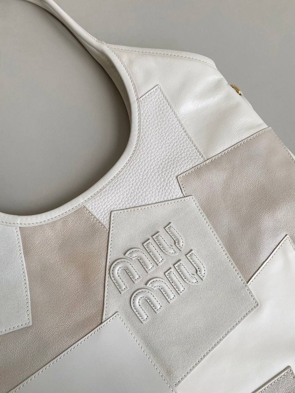 🈶拼接白 𝗠𝗶𝘂𝗠𝗶𝘂托特，大爆款 白色拼皮简直就是甜酷代名词！ 简约精致的设计真的好耐看 不同色系拼接有点流浪感又透着高级 色彩搭配温暖而富有层次，加上轻微的做旧 New vintage风的质感，很特别 整体造型非常慵懒惬意，保证了舒适性和实用性的同时还兼顾了美观性 时尚，非它莫属了！ 35×40cm #F0110m