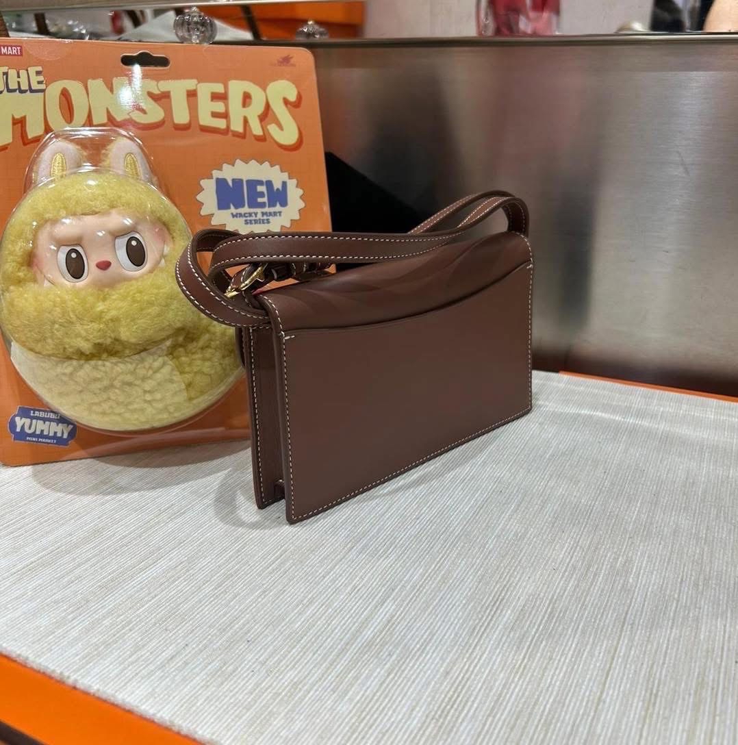 LORO PIANA EXTRA POCHETTE WALLET ON STRAP, 100%Authentic ,95%new 專門店售價$15,300 