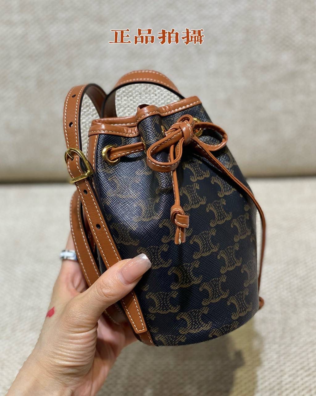 𝐂𝐄𝐋𝐈𝐍𝐄 ♥ 𝐓𝐑𝐈𝐎𝐌𝐏𝐇𝐄 𝐂𝐀𝐍𝐕𝐀𝐒 𝐌𝐈𝐂𝐑𝐎 𝑪𝒆𝒍𝒊𝒏𝒆新推出的超𝒎𝒊𝒏𝒊抽绳水桶包，怎么可以这么可爱啊啊啊❗️真的又Q又萌可爱到爆炸‼️背上身可太洋气了🥳各种凹造型 时髦精上线～ 型号：10H492 尺寸：9*17*9cm