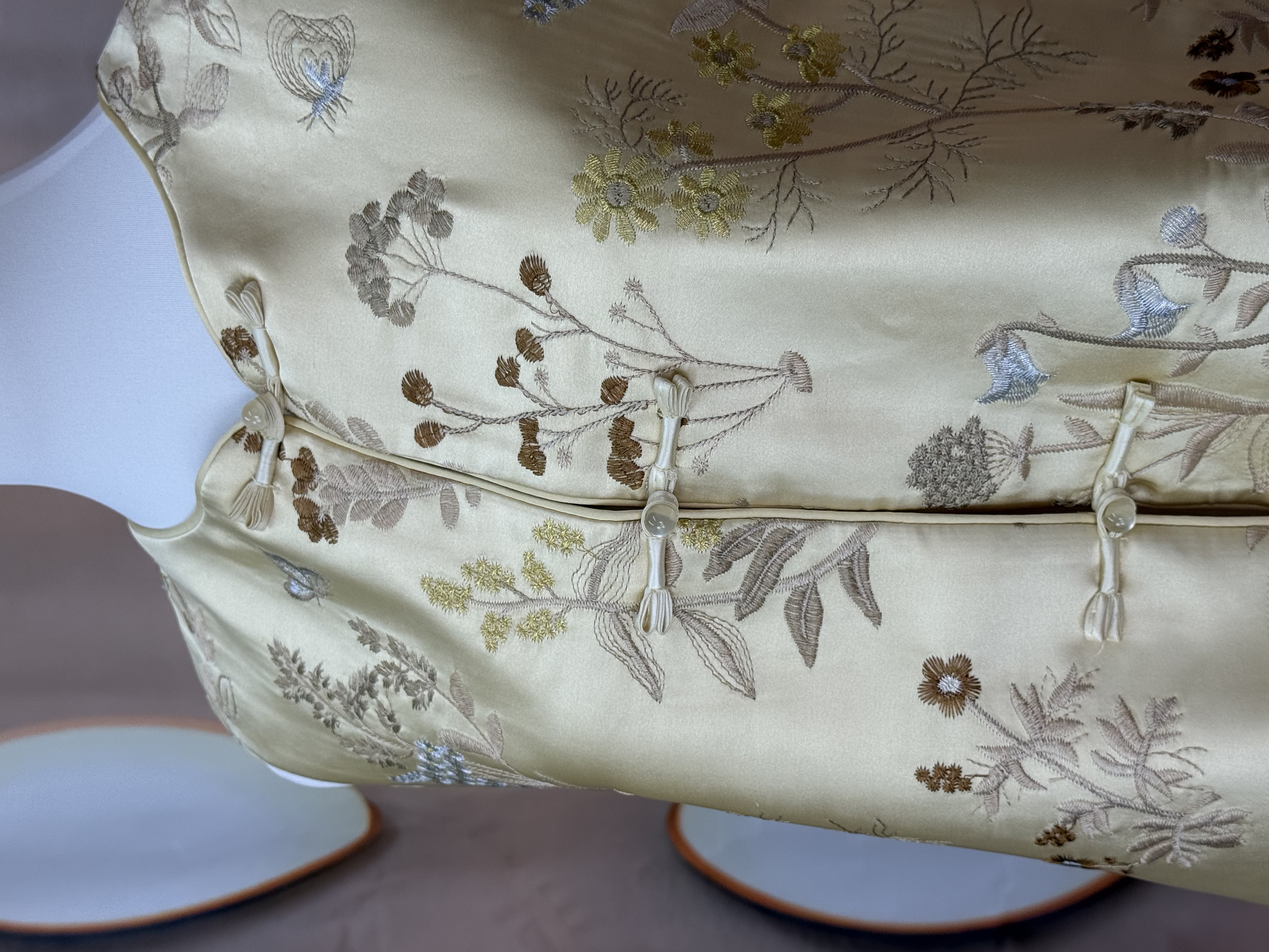 杏黄锦缎花蝶背心