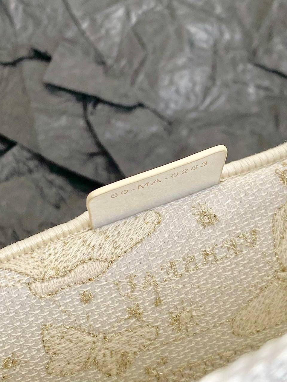 🈶金色蝴蝶中号 𝗖𝗗 𝗕𝗼𝗼𝗸 𝗧𝗼𝘁𝗲 24圣诞限定🎄 圣诞季这一波𝗗𝗜𝗢𝗥真的稳赢 浪漫的蝴蝶刺绣 象征着自由和转变 高级的配色 精致的造型与细节设计，无不透露出一种温柔而魔法般的美感💐🎀 呜呜真的太好看了，姐妹们必冲！ 36×27×16cm