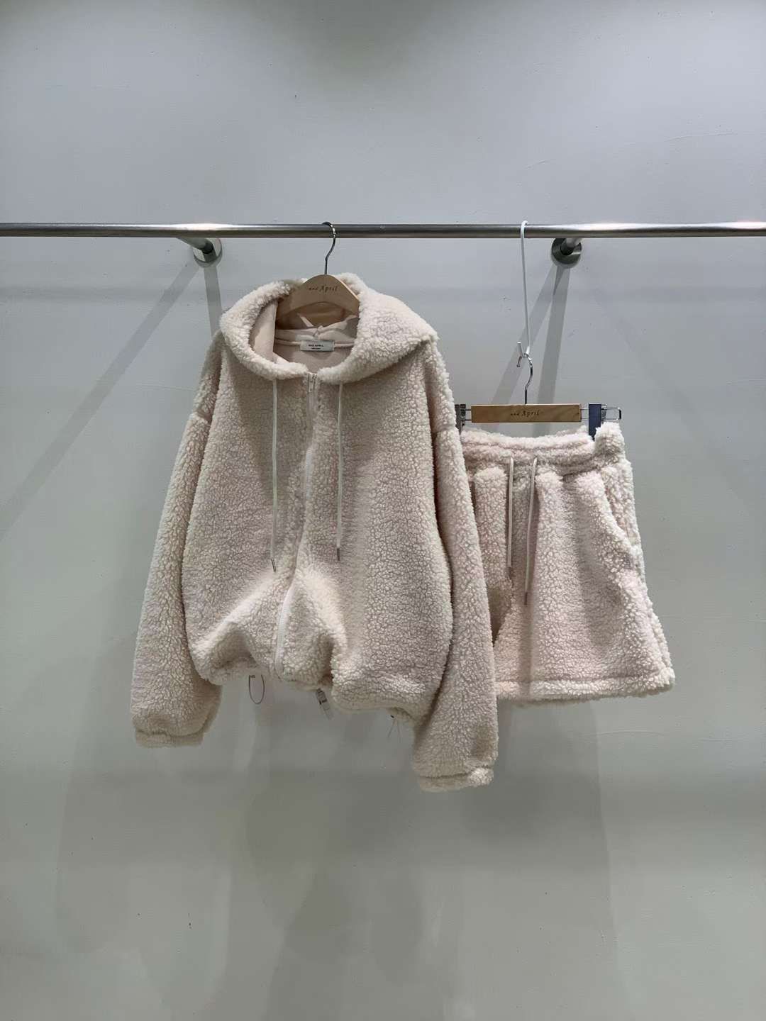 韓國🇰🇷April 粒粒毛set 裝$399 （預購10-14天）