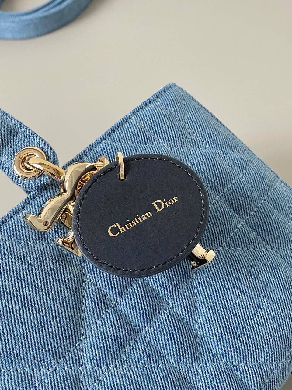 蓝色强势回归 𝗗𝗶𝗼𝗿 𝗗-𝗝𝗼𝘆 𝗯𝗮𝗴丹宁牛仔🩵🩵 这系列今年晋升为新的得力干将啊 火爆程度不亚于任何一只经典款 在之前的钻石元素加持下又推出牛仔系列 尤其同色系树脂logo吊坠，直接把火添到了巅峰 又掀起一阵牛仔狂潮，人间绝品仅此这只！😎 中号/小号都🈶✨