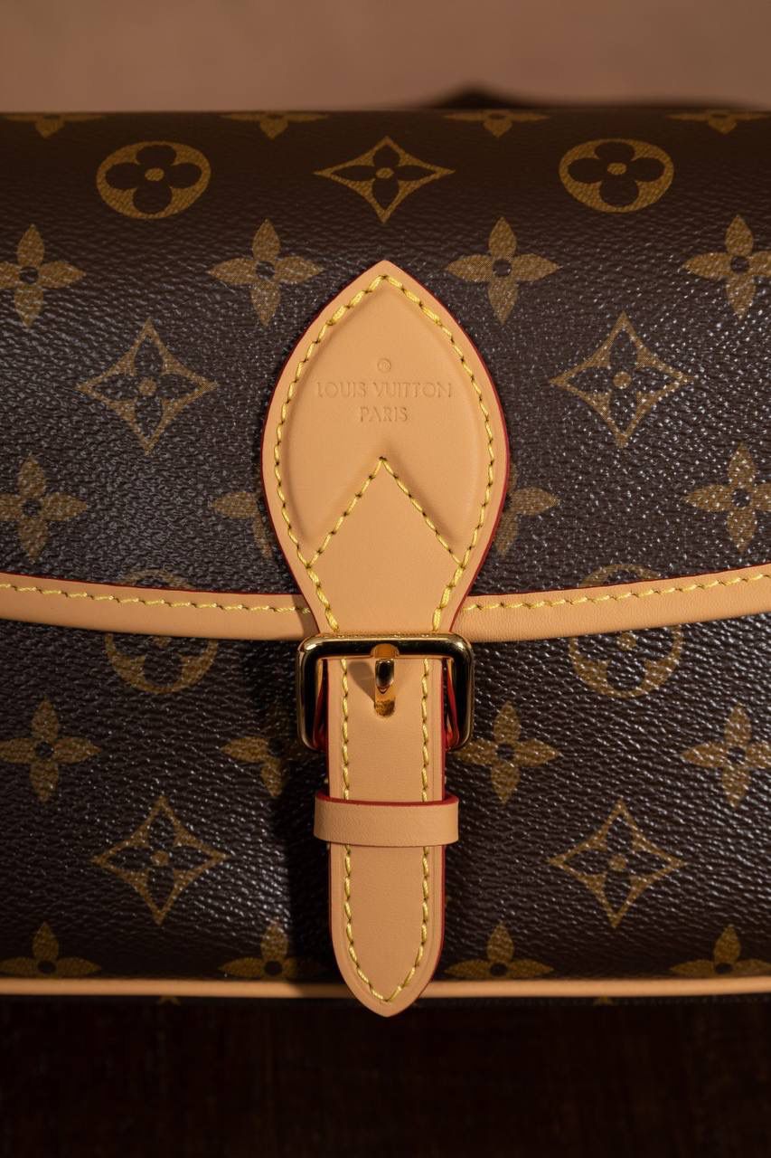 LV老花包💼😍 皮料采用意大利 A 级皮料，品质卓越。不管是是手感还是耐用性都堪称一流。五金精致，面料考究，手工精湛，油边细腻，每一个细节都彰显着 A 级出品的高标准。图片与产品一致，所见即所得哟🔥🔥 Size：25x15x19cm 细节真的很顶！ 渠道货的工艺一看就懂，从走线、五金到皮料和油边，全部都很细。 整体质感在线，拿在手上就知道做工不马虎，真的越看越爱😍