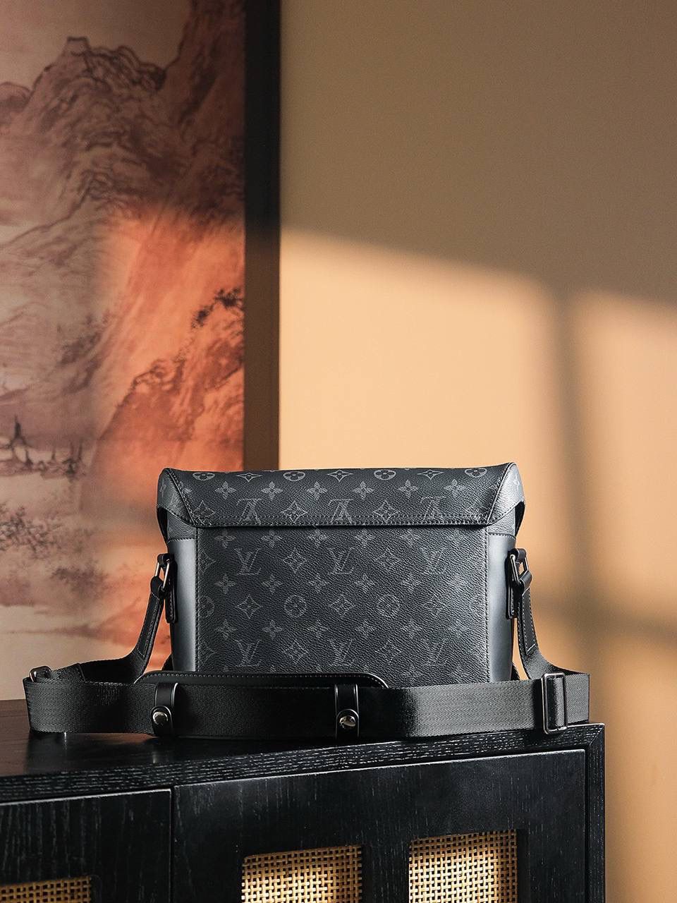 𝐕𝐎𝐘𝐀𝐆𝐄𝐑邮差包 👜✨ ▪️尺寸：33*22.5*11cm▪️ 男士必冲款，背上非常有型， 以经典学院风格为设计灵感，不仅高颜值有型的外表，对它的喜爱还有大容量，上身效果超级帅，别致的锁扣很有设计感，通勤男包的天花板，黑花的颜值低调非常凸显男生气质，最适合时髦男士的邮差包！