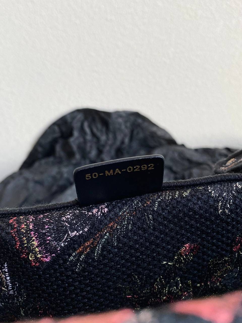 🈶植物花园，黑色大号 𝗖𝗗 𝗕𝗼𝗼𝗸 𝗧𝗼𝘁𝗲 23早春度假系 浪漫的花卉刺绣，细节感非常强了 栩栩如生，不言而喻的精湛刺绣工艺 握住只有你的花花世界吧 42×35×18.5cm