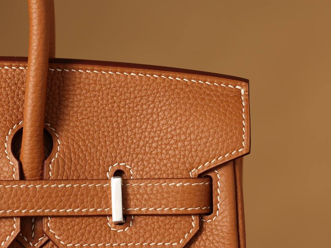 Hermes 爱马仕 Birkin25cm 金棕银扣👜✨ Birkin 独家渠道货 独家欧洲原厂皮原厂五金组装的ZP尾单货 尺寸：20 X 25 X 13CM 尺寸：22 X 30 X 16CM Birkin我们采用的是进口原厂Togo真皮，什么是Togo皮呢？ Togo皮：最经典的Birkin用皮。表面是均匀的颗粒状，类似荔枝纹，有光泽。皮质较硬，容易保持包包的形状，相对较轻，触感比较柔软，耐磨耐用； 我们用的是纯原、原厂皮就是和原版专柜一样的皮！