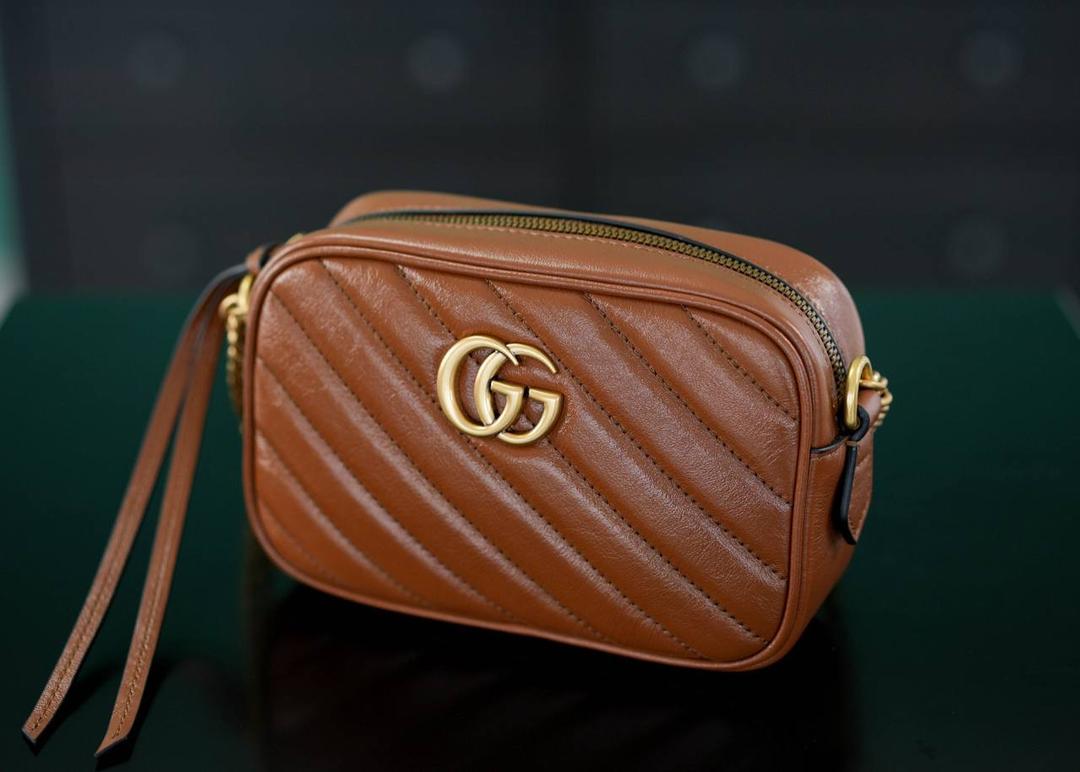 👜🔥Marmont系列绗缝迷你相机包 焦糖色 18cm （原厂皮 全铜五金） 正品售价¥12.000 独家原厂皮发售 限量级别 焦糖色属于大地色系，是黄皮友好色哟！ 自重很轻 链条搭配皮革的肩带不怕溜肩 毫不夸张说 绝对是日常用出场率最高的包 官方款号 448065 尺寸迷你：18x12x6cm 小号：24x13x7cm