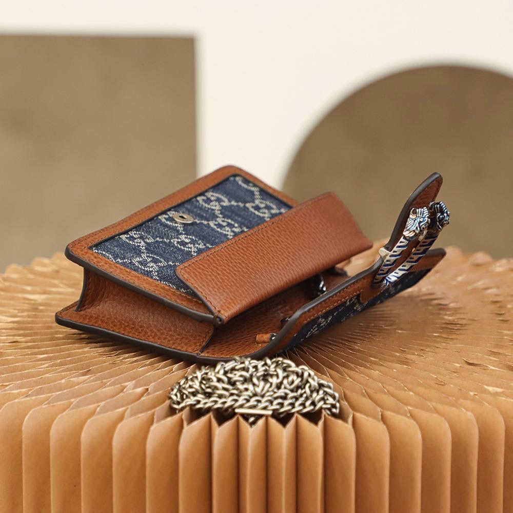 𝙂𝙂 𝘿𝙚𝙣𝙞𝙢 𝘿𝙞𝙤𝙣𝙮𝙨𝙪𝙨 复古牛仔布系列#476433#正品皮 ✐尺寸： 小号：16.5*10*4.5cm 中号：20*15.5*5cm 大号：28*17*9cm 酒神，经典标志性的代表，作为全新的水洗牛仔布面料，展现出强大的品牌魅力，更是为Dionysus系列再添瞩目之作，标志性建筑虎头锁融入了亮丽的蓝色珐琅细节，与牛仔布的深色调形成了鲜明的反差效果，添加了复古元素的配色皮，这设计，太炸眼球咯！🔥🌈