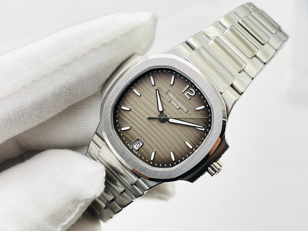 百达翡丽鹦鹉螺女款腕表PP7118强势来袭！ “324”机芯最高版本““到货”” 唯一媲美正品的副本！ 正品完美互换真正Cal.324C一体29钻机芯！ 全新订制版百达翡丽专Cal.324SC自动上链机芯。史无前例厚度和正品一致完全实现。整机根据真正的Cal.324SC机芯设计-1:1尊重原厂设计，傲视市面上一切副本百达翡丽。 机芯尺寸“27.0mm”厚度“3.3mm”动力存储“45小时”数据正品一致！ 腕表尺寸34MM，厚度8.3MM，全网最薄！ “没人能拥有百达翡丽，只不过为下一代保管而已。”