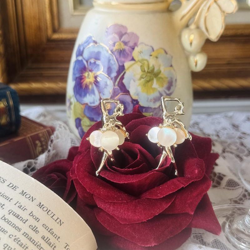 Vintage Dainty Mother of Pearl Ballerina Brooch (MT2364)