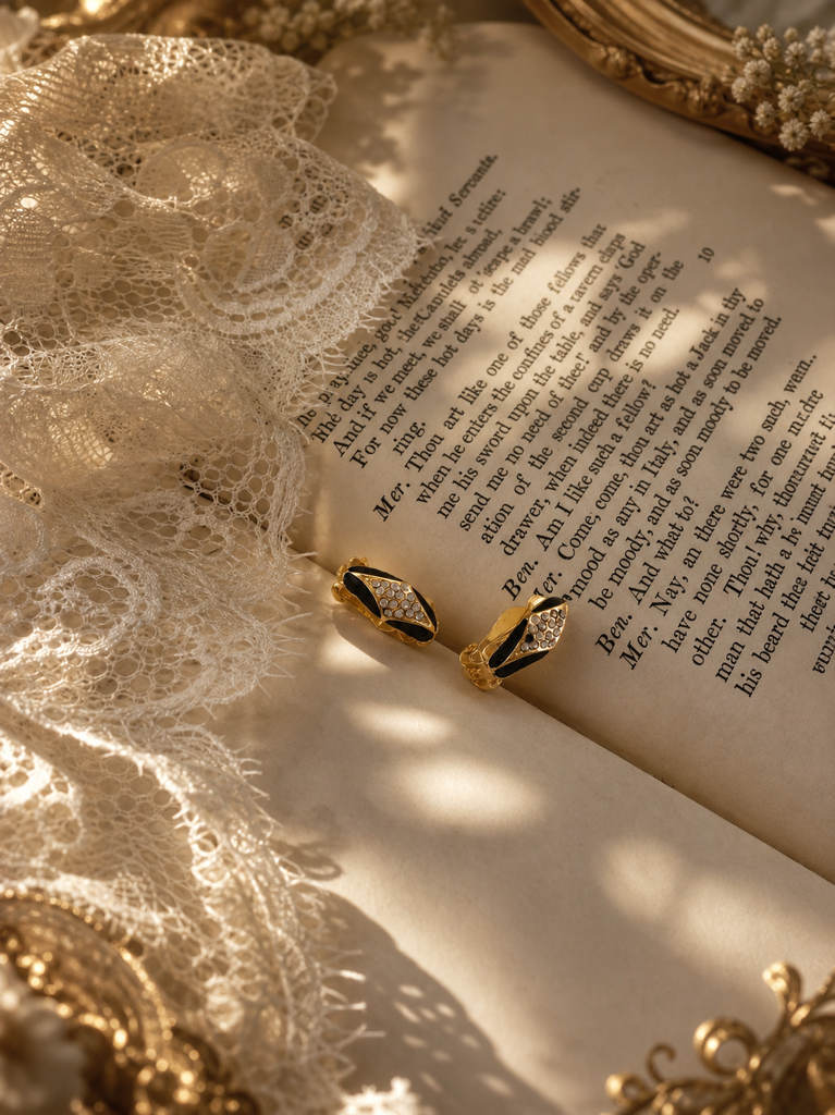 凡爾賽的黑夜流金 ∙ 西洋古董黑金琺瑯與雕金耳環系列 Noir Gilded Symphony ∙ Vintage Black & Gold Statement Earring Collection