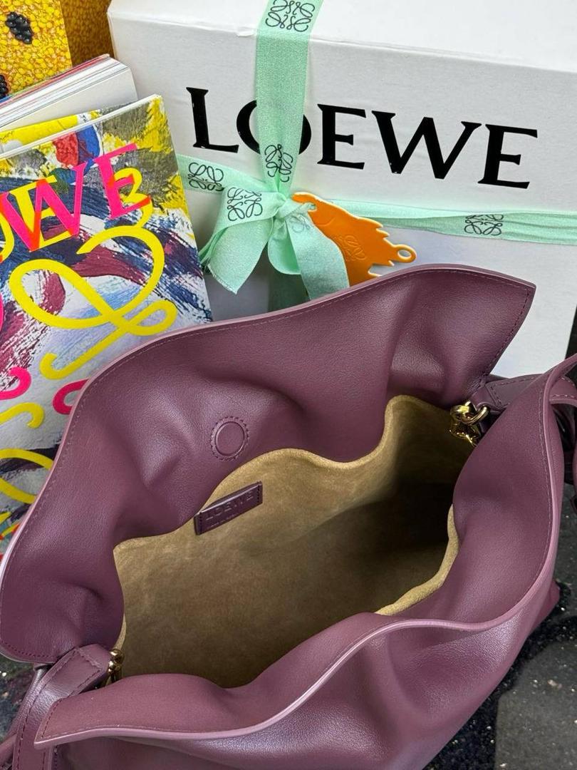 🎈全新升级—中号𝙁𝙡𝙖𝙢𝙚𝙣𝙘𝙤出货啦✅ ❤️升级版福袋正面新增品牌烫金𝙇𝙤𝙜𝙤代替压印𝙇𝙤𝙜𝙤，肩带加宽同时增加两侧狗扣五金代替原本皮穿扣肩带，精致又便捷🥰 ❤️独家定制皮料五金，小牛皮皮质手感十分柔软且耐用，肩带🉑拆卸🉑调节，多种背法任你选择，容量超大，日常出行必备😍 ❤️独家品控，完全对版细节，全套礼盒🎁包装给你满满的仪式感🥰 中号尺寸：𝟯𝟬-𝟮𝟰.𝟱-𝟭𝟬.𝟱𝗰𝗺 款号：052028酒红色