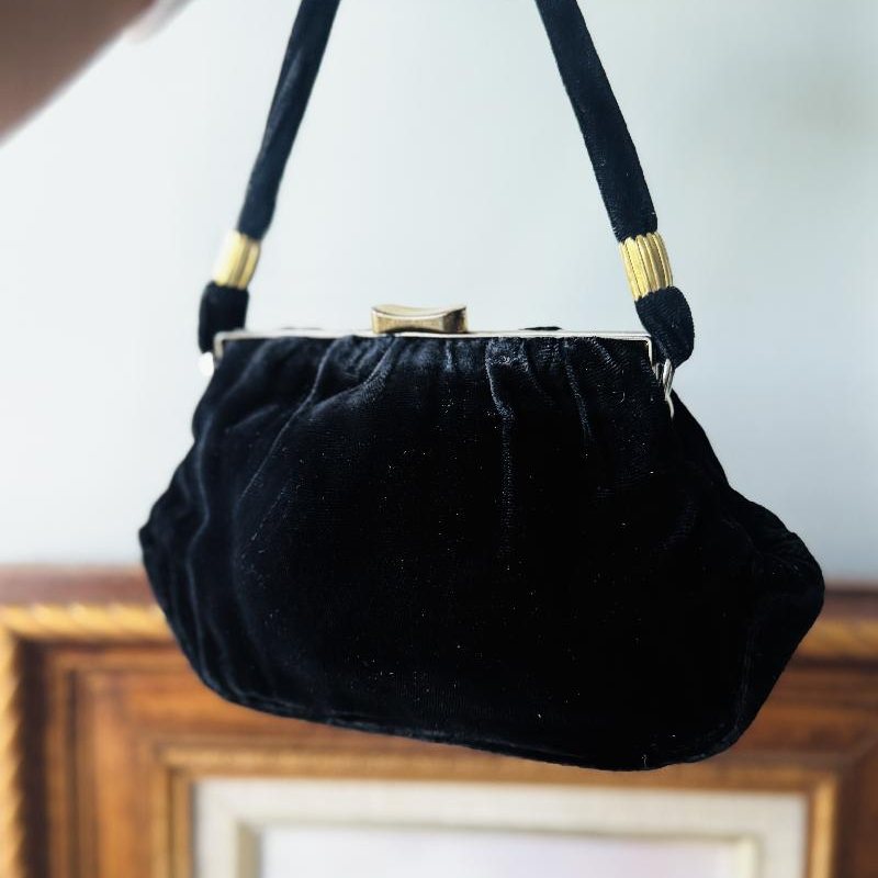 C.a.1940s Black Velvet Evening Bag with Gilded Cameo Brooch Embellishment (MT2375)