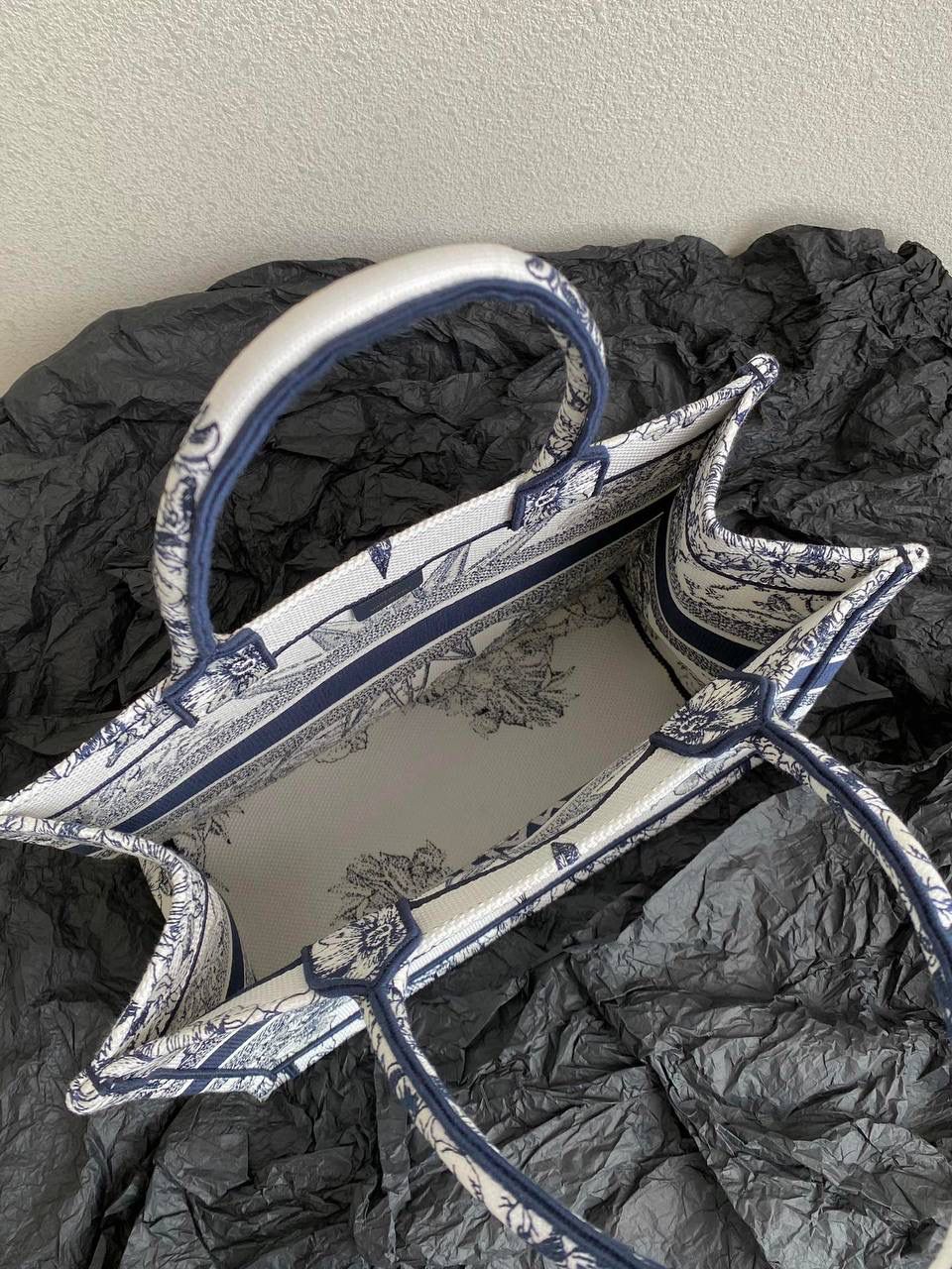 🈶蓝色中号 𝗖𝗗 𝗕𝗼𝗼𝗸 𝗧𝗼𝘁𝗲 23圣诞限定🎄 今年的无限梦境主题也太戳了！ 如星光璀璨，如宇宙般浩瀚 中间的星星宛如从海中诞生的维纳斯🌟🌟 太有视觉冲击力了，神秘而梦幻 像我们每个人都是星辰～ 浪漫到极致，这系列很难不买啊 36×27×16cm