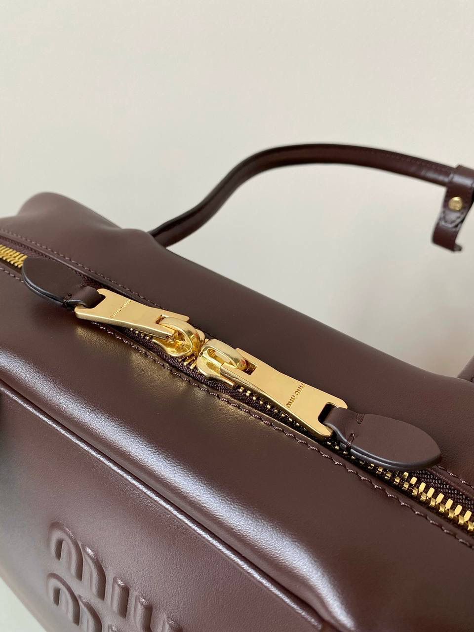 🈶石南木色， 𝗠𝗶𝘂𝗠𝗶𝘂24秋冬公文包 今年这只巧克力色 给调色师跪下了！ 一整个浓浓的秋冬氛围感，已经开始期待秋天了 不管是皮质还是色泽都超有质感 根本爱到不行啊 近两年miu水涨船高，爆款制造机 出什么火什么，杀疯了已经，都去冲 23×34×10cm，#F0020m