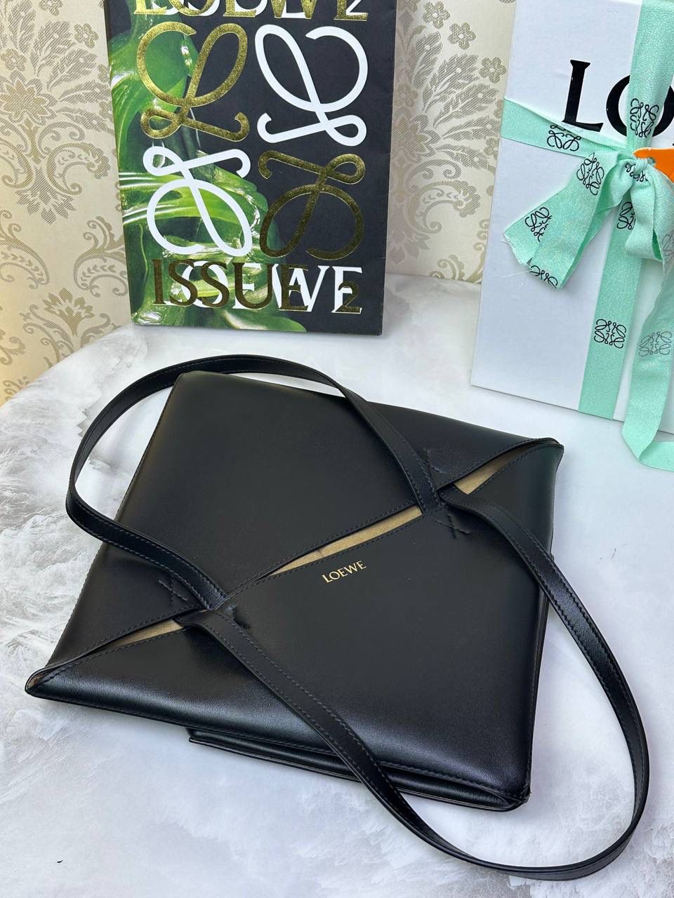 *中号𝐏𝐮𝐳𝐳𝐥𝐞 𝐅𝐨𝐥𝐝折叠手袋👜*（黑色） ——全新【𝗡𝗘𝗪】升级‼️ 延续经典𝙋𝙪𝙯𝙯𝙡𝙚的标志性几何裁剪设计，新晋顶流🅰️𝙋𝙪𝙯𝙯𝙡𝙚 𝙁𝙤𝙡𝙚 𝙏𝙤𝙩𝙚以折纸包为灵感，升级成🉑完全折叠‼️的结构，立体与平面任意切换，出差旅行🧳必备单品。小牛皮材质轻且柔软，𝐌𝐢𝐧𝐢尺寸搭配一条可拆卸式肩带，手提，肩背，斜挎多样化背法✨ 尺寸：𝟐𝟓.𝟓-𝟏𝟒.𝟓-𝟑𝟏.𝟓𝐜𝐦 款号：052316