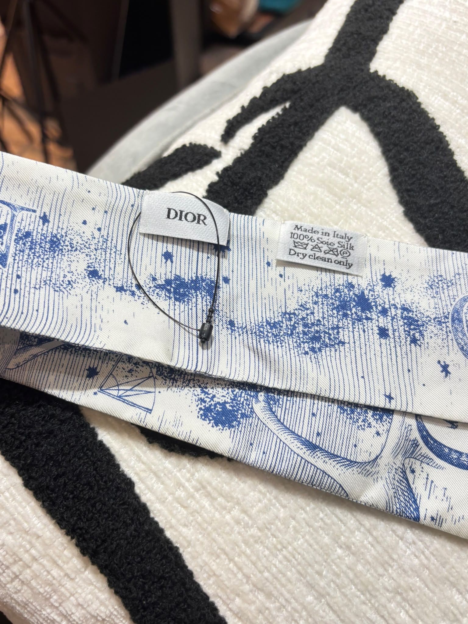 Christian Dior Twilly Toile de Jouy Sauvage Mitzah 絲巾 象牙色和海軍藍斜紋真絲 100%Authentic,98%new