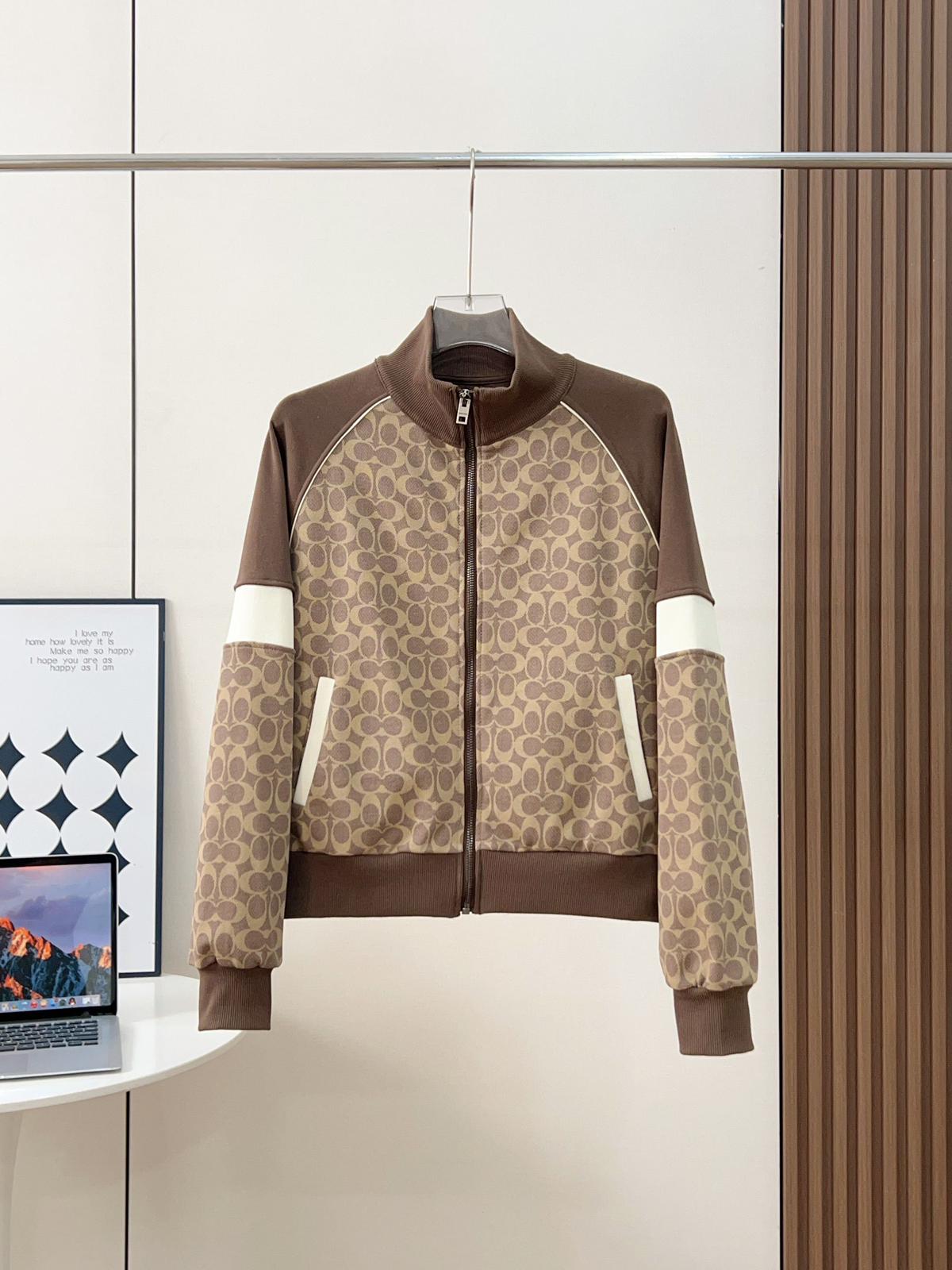 $280件。 C×oach 立領滿印拼接外套