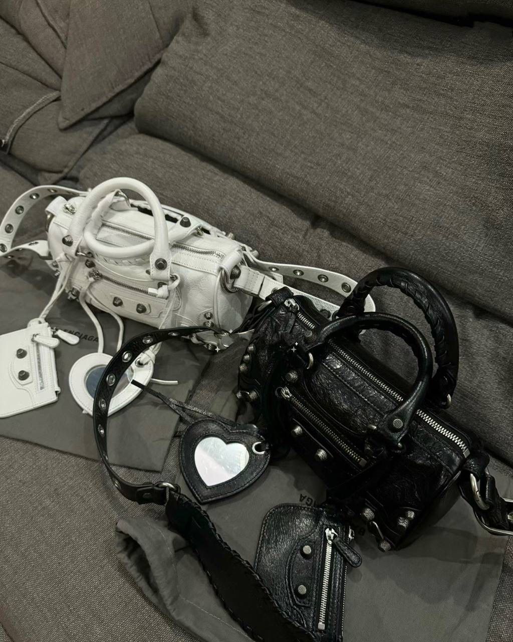 ⏰ ba1enciaga duffle cagole波士顿机车包白色🍚 机车系列壮哉，又出新款咯～ 这只出来也是一眼爱 波士顿的包型真的不要太实用 手拎有腔调，斜挎也不违和 依旧采用原厂意大利VignolaNobile皮料 你们懂的😎 19.8×14×11.9cm743356m