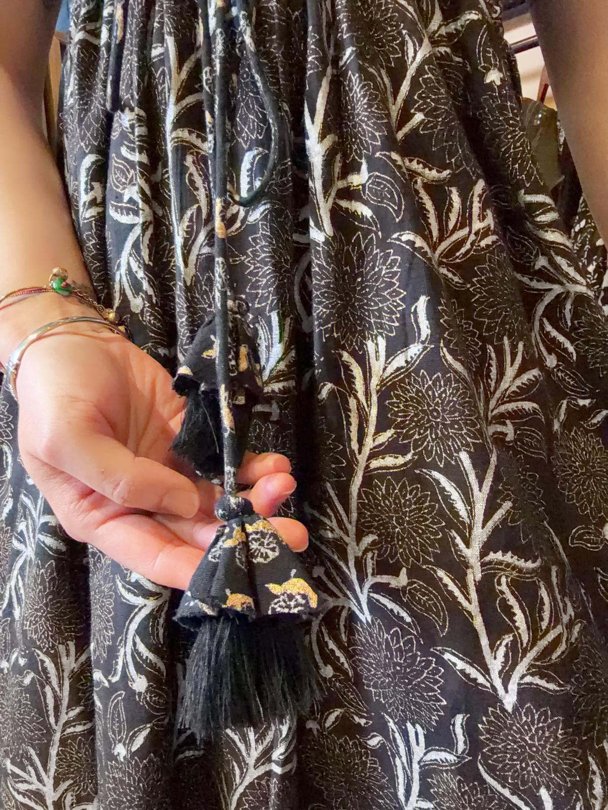 1623 Black Hyangeas V-Neck Sleeveless OP 39"