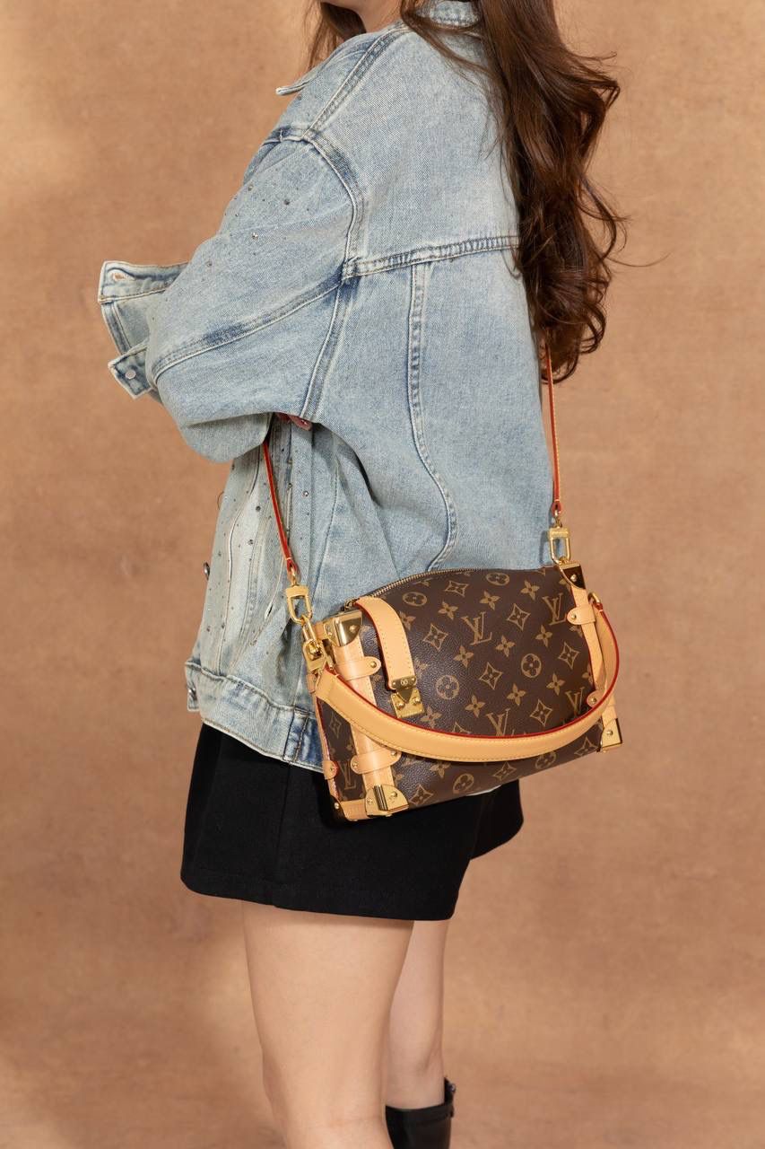 LV SIDE TRUNK🎀 用的是 A+ 级全钢五金，结实又耐用，拿在手上很有分量感，看起来就很 luxe。再配上 进口高弹面料，摸起来舒服，还有一点点光泽感，整体很时尚💖 包装是 全套包装，感觉真的很有档次，送人或自己用都很可以～ 中号：尺寸 21 × 14 × 6cm 小号：尺寸 18 x 12.5 x 8cm 大小刚刚好，小巧但很实用，出门背超方便💯👍 不管是材质、设计还是包装，都看得出很用心，走的是 质感路线。 这款包就是那种：低调但很有品味，越看越喜欢的类型～👜✨