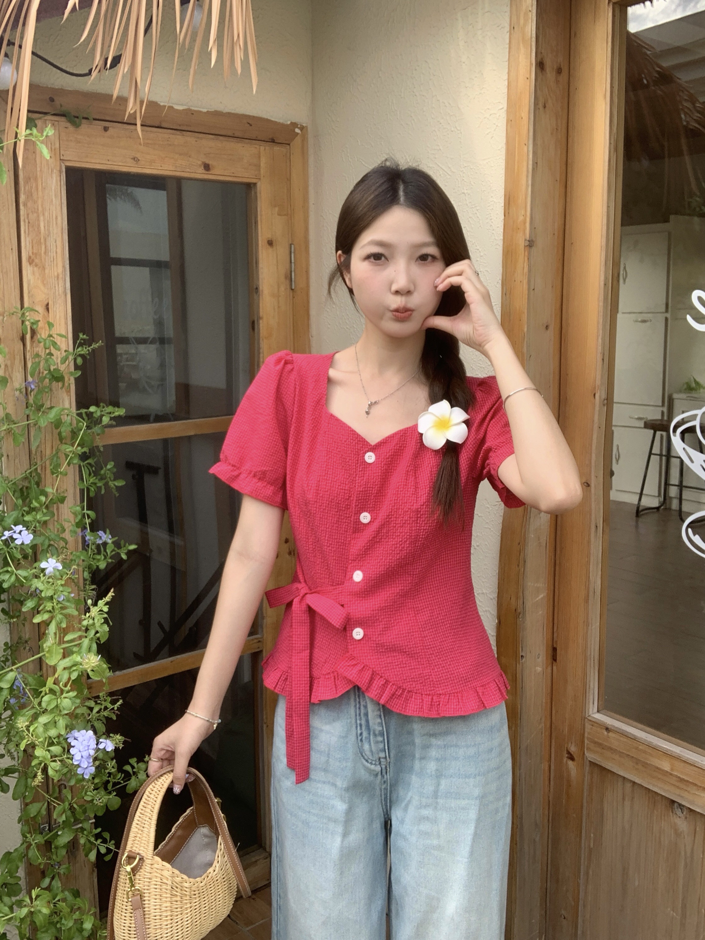 B38(80006) 法式格纹桃心领前排钮腰边系带下摆木耳边圆开角蓝粉上衣