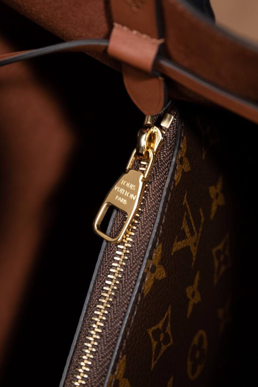 LV NÉONOÉ 水桶包 👜✨ 这款真的是经典中的经典，很多人第一只 LV 都选它！！ Size：26 × 26 × 17.5 cm，容量很可以，日常东西统统装得下～ 水桶包原型来自 1932 年的香槟袋， 经典又耐看，不分年纪，背起来都很有感觉。 又能装、又好搭，休闲穿、正式穿都 OK， 属于那种越背越喜欢、怎么都不会过时的款 💖