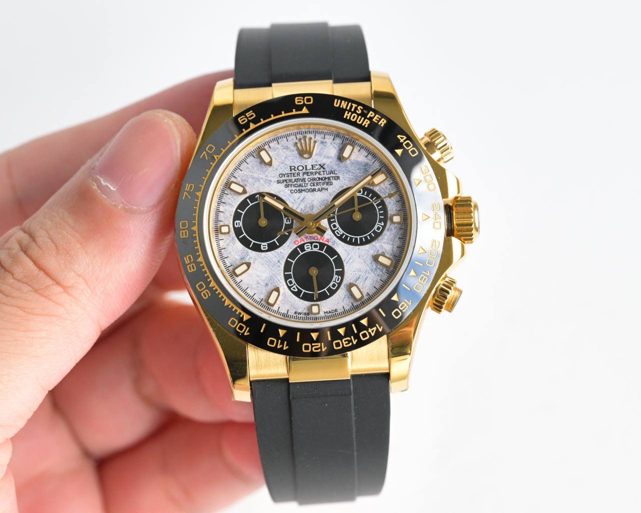 18k包金 现货供应 ROLEX-劳力士迪通拿系列 GTC中国国检检测证书，联网可查！一档调时 计时秒针 3字位9字位小针 功能原装一致！表壳原版开模，表盘尺寸40mm。厚度目前市面上最接近原装的 陶质实心外圈连计速刻度（采用真陶瓷工艺 刮不花 永不退色 质感和正品一致）功能盘字体和盘面logo采用叠加印刷工艺，从侧面观察会有微微隆起之感。盘面的底色纹路经过无数次过滤改正，确保百分百吻合与原装。其上的劳力士金属LOGO单独开模，无论是立体感还是圆润度均可PK原装 易读Chroma light夜光显示 配长效夜光物质。表镜平形蓝宝石水晶玻璃 抗刮损，效果绝不重影，吻合正品。⚠⚠六字位正品一致的有防伪的小皇冠👑（注意细节）表扣采用进口精钢1:1散件打磨而成 拉沙内侧 腐蚀劳力士钢印 外置正品一模一样的表扣保险环，完美在每一个细节！