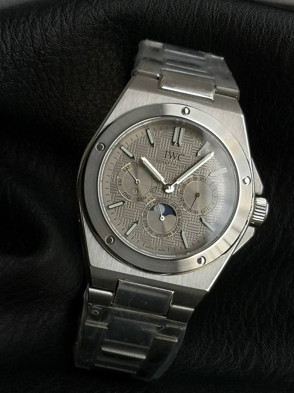 万国工程师系列万年历腕表，复刻界最复杂的腕表，所有功能同步原装，所有功能调节通过把头控制. 1⃣️【功能介绍】3点钟位置显示日历，9点钟位置显示星期，6点钟月份月相指针显示。 2⃣️【做工精细】外壳采用原版同样的三件套结构，中间拉丝，上下壳为抛光，镜面采用高成本的锅盖形蓝宝石，使其质感提升。 3⃣️【机芯性能】尺寸41.6mm,机芯采用天津机芯改82600，高效稳定，动力时间长达72小时以上，进行加装复杂的万年历模块，而且同步所有功能实现同步原装通过把头调节。 4⃣️【⚠️注意事项】由于万年历模块十分复杂在出货前都会调准时间，客户收到直接上链上手佩戴即可，⚠️请不要轻易乱调，由于机芯加装升级功能，调节需慢慢按调。