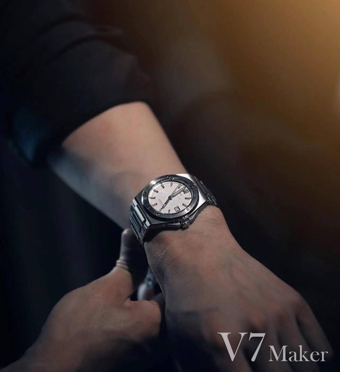 新作最特别之处在于表盘再现原版 Ingenieur SL 使用的「网格」饰纹，制作时需要在铁质表盘底座上冲压形成凹雕纹路，再经过镀锌处理。该图案由相互垂直的细线组成，压印于软铁坯件后再经电镀工艺处理。该图案覆盖整个表盘内部区域，而环绕分钟刻度的表盘外部区域仍然保持光滑。IWC标识的比例及其在表盘上的位置经过精心调整，可以确保它与“网格”图案严密对齐。涂覆夜光材料的时标确保在夜间依然清晰易读 表盘采用大三针布局，时标和秒针同样回归了70年代的造型，3点为日历窗，6点则是「INGENIEUR」标志。