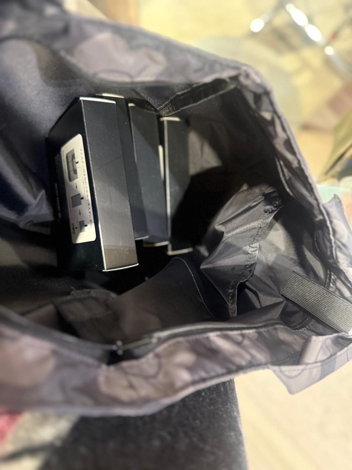 Mary quant 呢個近環保袋幾好！ 大的有拉鍊仲可以上到膊！ Tote bag Should bag (裝到a3 仲可以摺埋