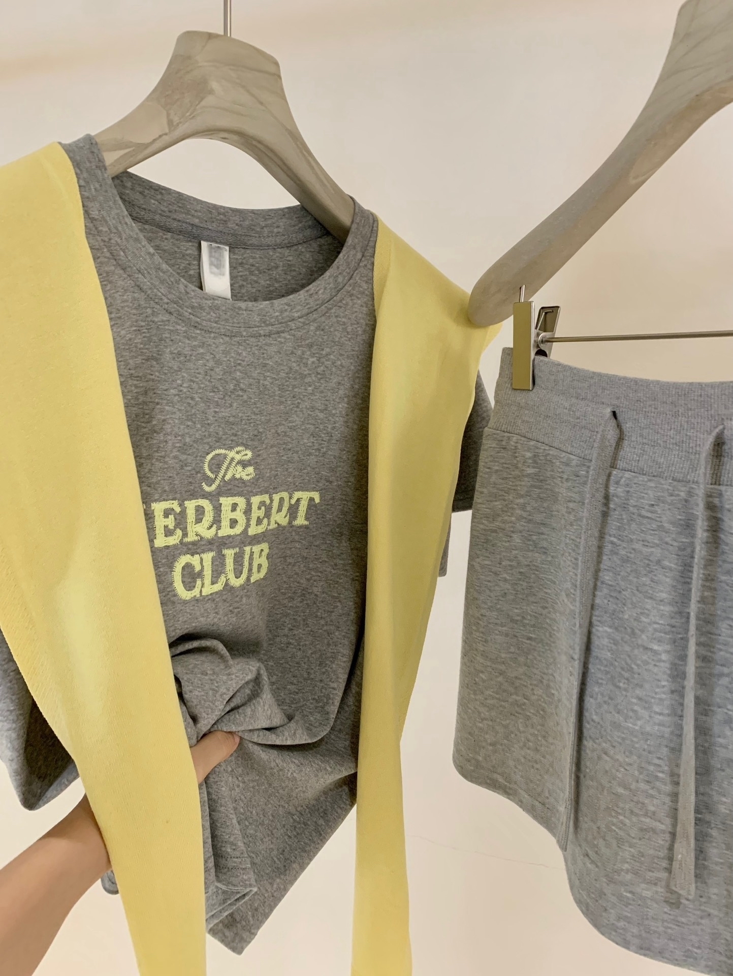 The Herbert Club Letter Embroidery Top+Shawl+Skirt Sets 撞色刺绣字母休闲 3 件套 （3 colours）