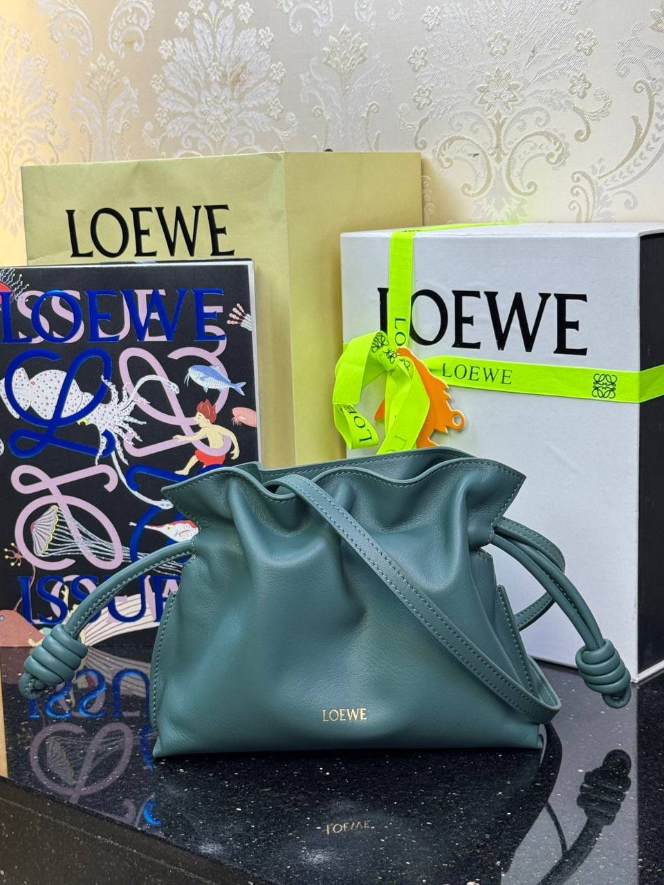 🎈全新升级—迷你烫金款𝙁𝙡𝙖𝙢𝙚𝙣𝙘𝙤出货啦✅ ❤️升级版福袋正面新增品牌烫金𝙇𝙤𝙜𝙤代替压印𝙇𝙤𝙜𝙤，肩带加宽同时增加两侧狗扣五金代替原本皮穿扣肩带，精致又便捷🥰 ❤️独家定制皮料五金，小牛皮皮质手感十分柔软且耐用，肩带🉑拆卸🉑调节，多种背法任你选择，容量超大，日常出行必备😍 ❤️独家品控，完全对版细节，全套礼盒🎁包装给你满满的仪式感🥰 迷你尺寸：𝟐𝟑 𝟗-𝟏𝟖-𝟗𝐜𝐦 款号：052030香根草绿