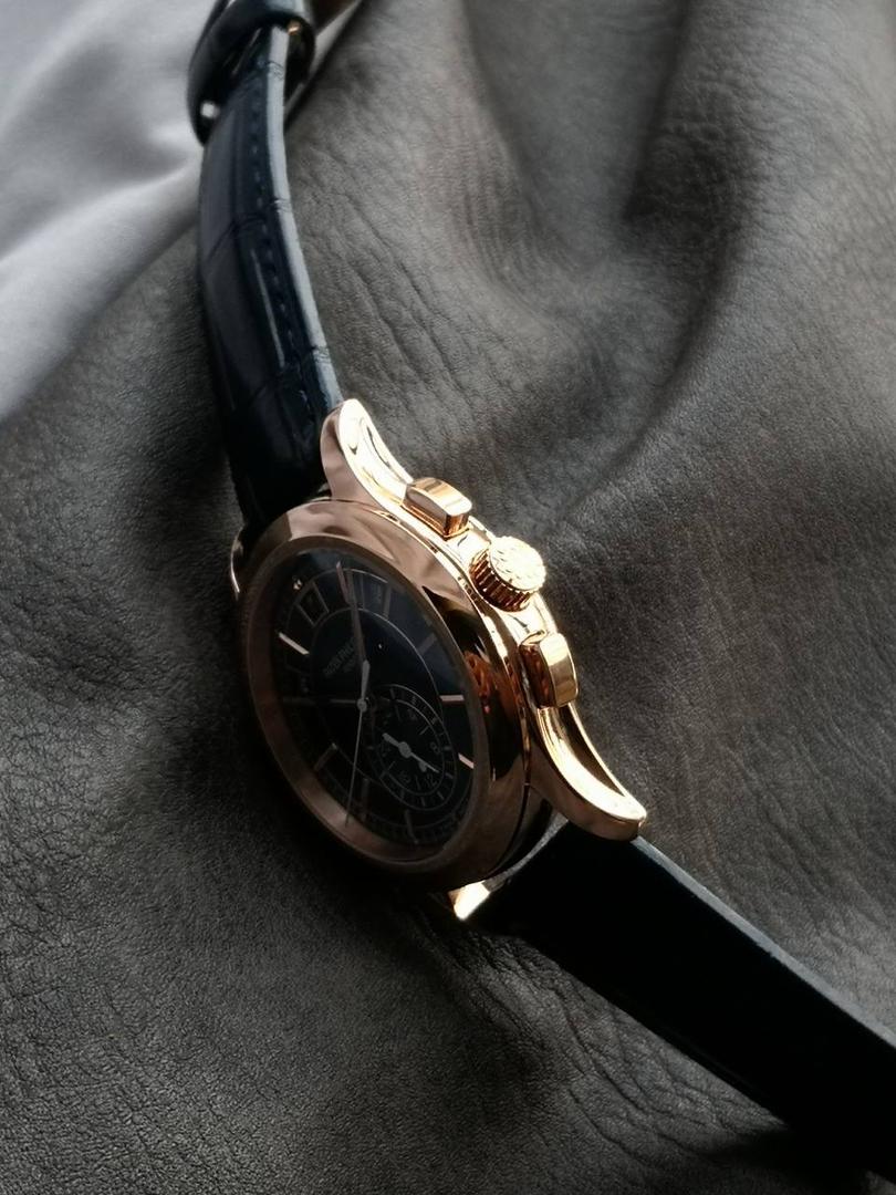 2024墙裂推荐 重金打造经典时计】——百达.翡丽复杂功能系列5905R-010重磅登场，迄今推出的首款Nautilus复杂腕表，以超复杂的工艺技术打造休闲运动腕表。 1⃣️小身板大能量：尽揽以下功能∶12点位日历功能 10点位星期功能 2点位星期功能 6点位24小时。所有功能都可正常使用。 2⃣️机芯采用复刻版Cal.240自动上链机芯，在实现外观的逼真前提下，功能一并完美诠释。 3⃣️改装大师独立制表人，倾情参与定制改装表盘颜色，给予独一无二的腕表增添有趣的灵魂！ 匠心力作 欢迎各位表友品鉴！