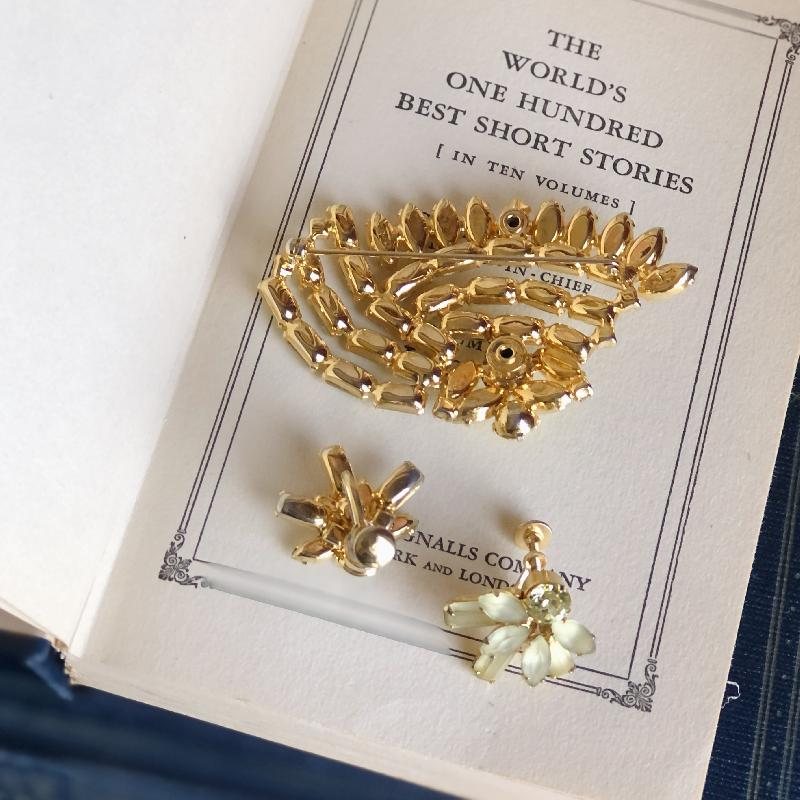 Vintage 1950s Light Yellow Frosted Glass Brooch & Screwback Earrings Set (MT1309)