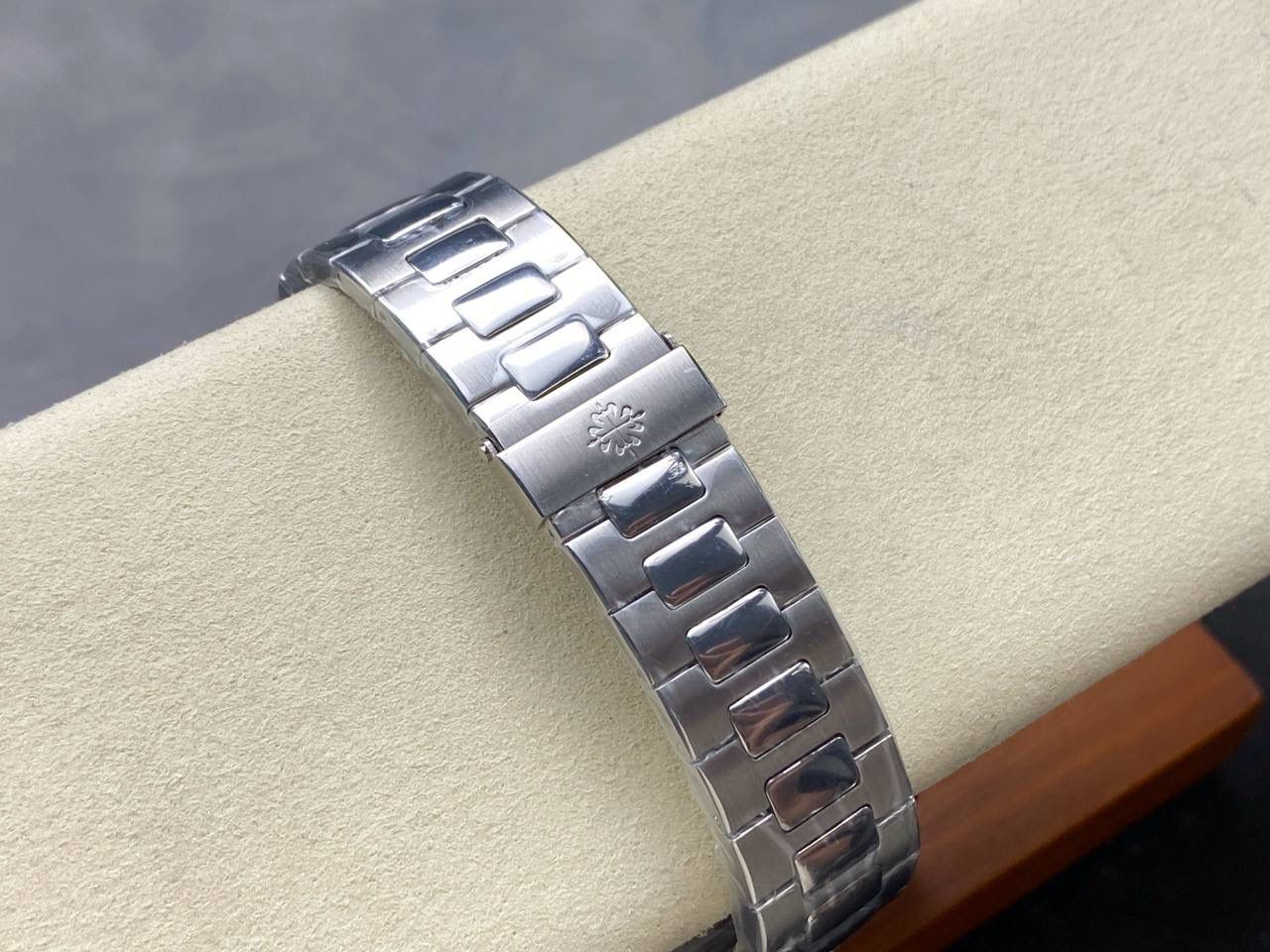 V2版真功能🌐真小秒！3K工厂 百达翡丽鹦鹉螺5980/1A-014多功能计时腕表V2版本，真小秒、真功能！【表壳】腕表尺寸40.5毫米，同正品一致的枕型表壳采用正面拉丝，侧面抛光的两种工艺组合，层次感分明，质感十足。尽显精湛工艺。【表带】采用原装表带一比一量身打造，每节表带的中央抛光部位，都能呈现钻石的形状，尽显高级质感。【机芯】3K厂采用定制版PP.CH28-520机芯，完美还原正品，时分秒，日期，和计时大秒功能。3K匠心之作，欢迎各位表友品鉴🌐