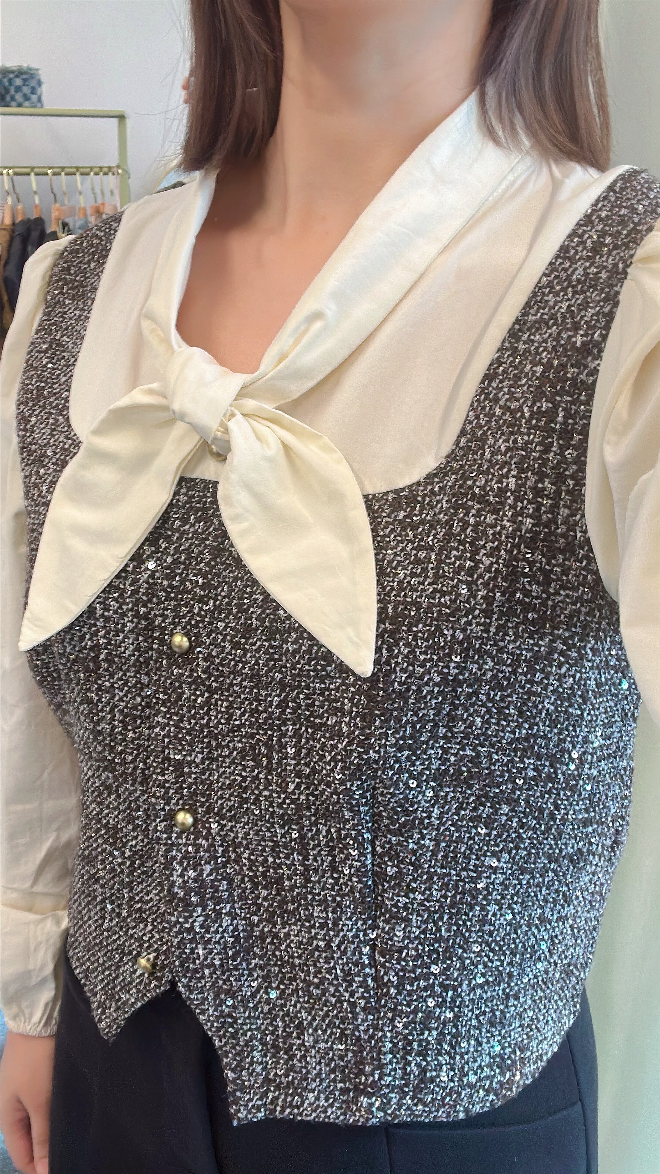 米白色／黑色假兩件V領綁帶長袖襯衫