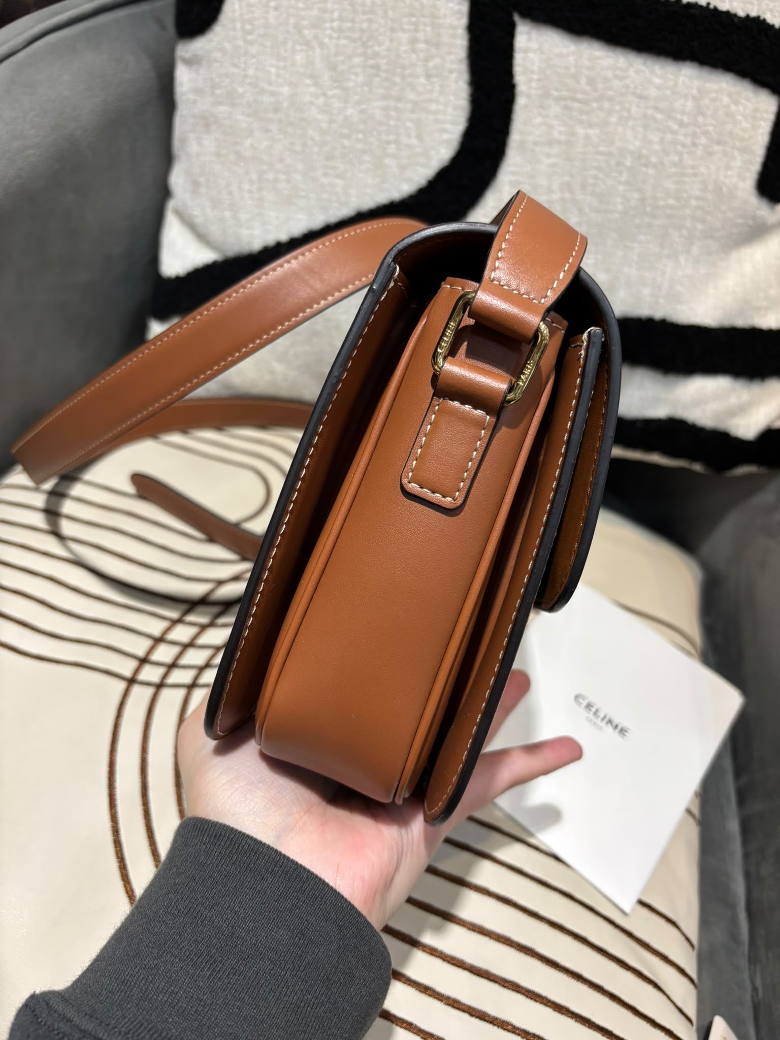 全新 Celine TRIOMPHE classic medium, 凱旋門金扣box,100%Authentic,brand new 全新 ✅專門店收據✅Dust bag ✅Box