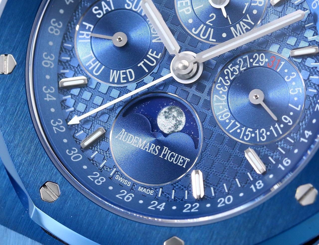 🚀爱彼 皇家橡树系列 ，复杂功能万年历腕表。型号：26574ST.OO.1220ST.01 业内唯一实现原版功能。💯 贵族钟表 爱彼皇家橡树系列万年历腕表，高贵优雅的蓝盘配上冷艳精钢表壳，完美体现爱彼美学设计及复杂功能的极高技术。 表壳采用316L精钢，直径41毫米. 厚度11.4mm。蓝色表盘镌刻“Grande Tapisserie”大格纹装饰，蓝色表盘，立体时标、刻面指针覆盖夜光涂层。三个显示日历功能的副表盘以及月相显示盘对称分布于表盘之上，井然有序地显示出小时、分钟、星期、日期、周历、月份、月相和闰年信息。真正唯一对版。蓝宝石防眩光处理让整体手表更加通透明亮。 搭载9015一比一改装定制还原Calibre 5134自动上链机芯。堪称毕业的产品。 这枚腕表的编号是Ref. 26574ST.OO.1220ST.01