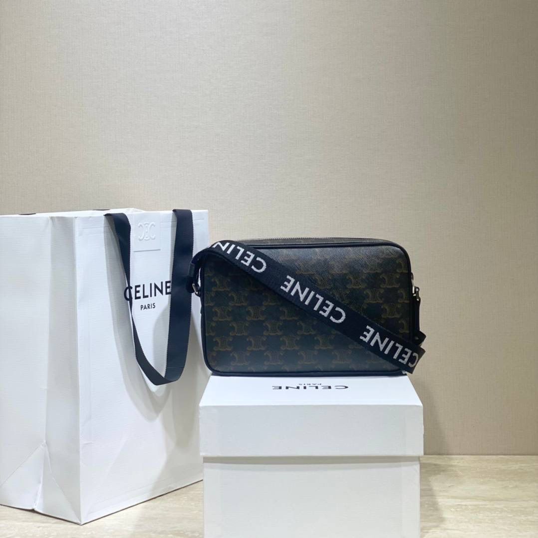 🔥大货实拍图 𝗖𝗘𝗟𝗜𝗡𝗘♥标志印花邮差包 不可否认Hedi的确做男款是很厉害的，这个老花相机包既实用又很好凹造型，绝对的好物推荐！型号：197202 尺寸：23*14.5*4cm