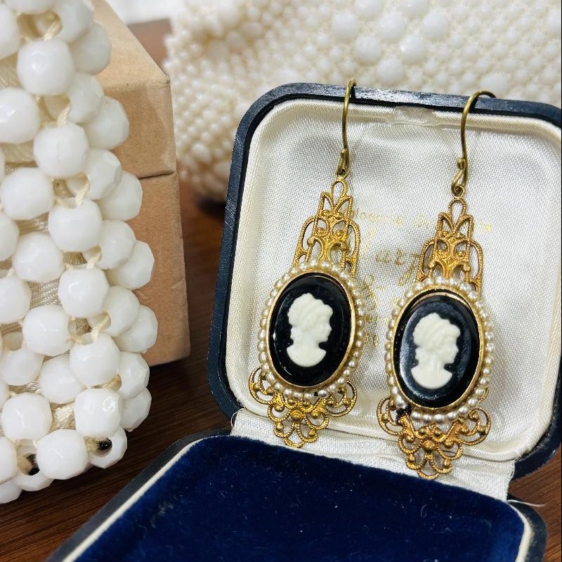Vintage Recomposed Czechoslovakian Black Glass Cameo Pearl Hook Earrings (B131)