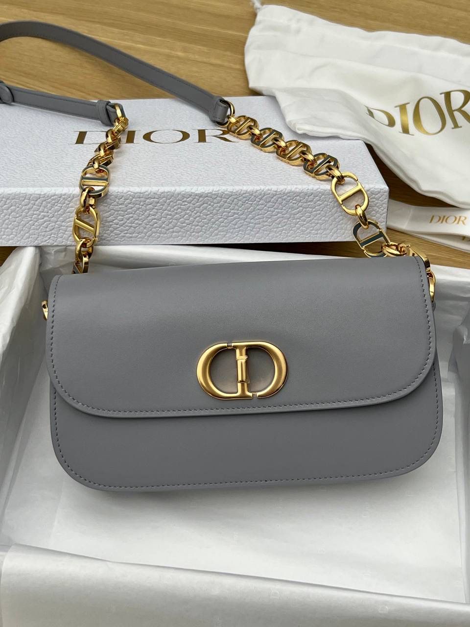 实拍实拍 💕30 MONTAIGNE AVENUE 手袋 梦幻灰色光面牛皮革 独家渠道货 独家蒙田腋下包白色珐琅扣 独家手机版实物实拍 这个实拍最接近实物颜色 尺寸：22.5 x 12.5 x 6.5 厘米